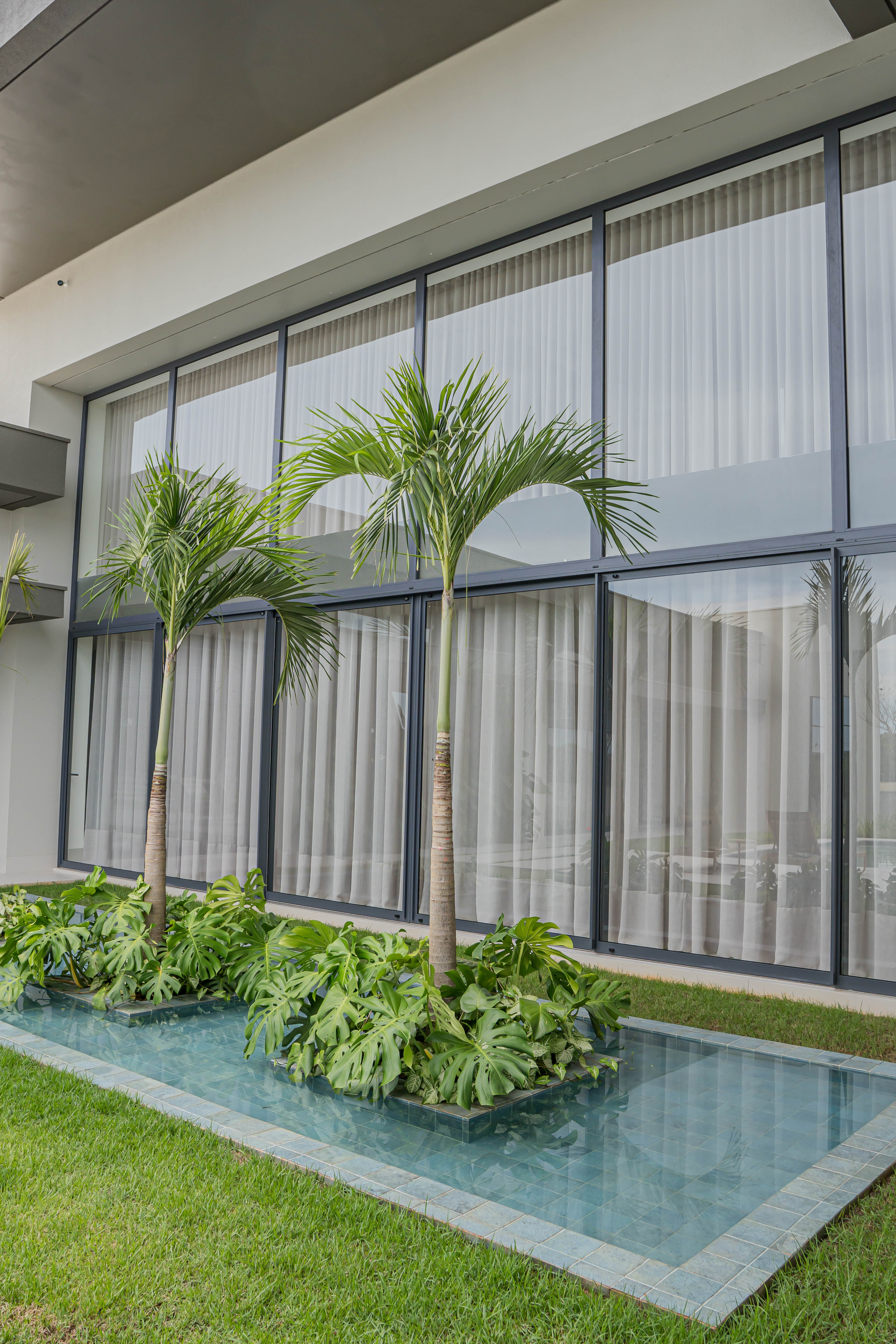 Janelas de alumínio de correr instaladas em residência moderna em Sinop MT