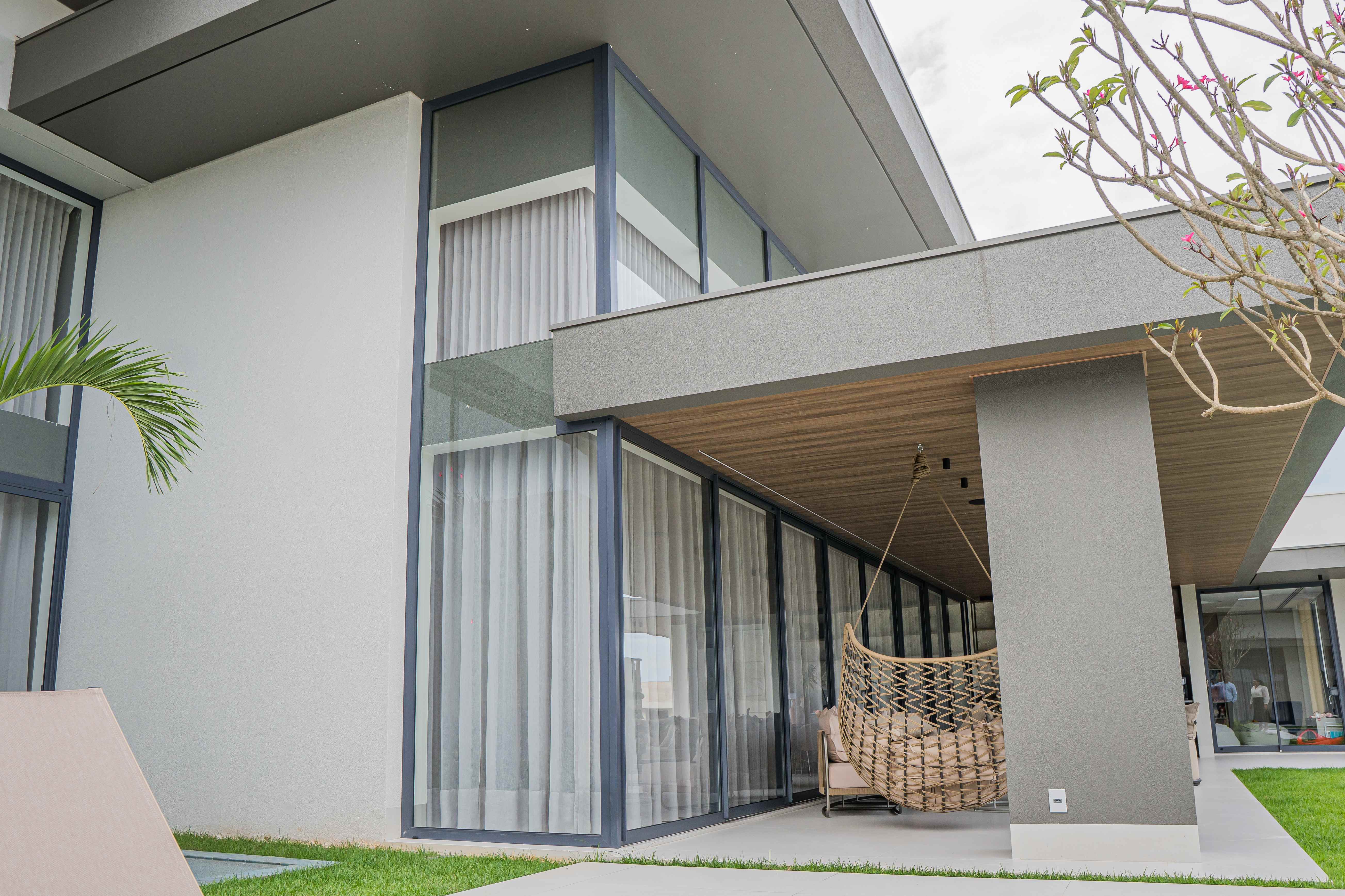 Fachada moderna com esquadrias grandes de alumínio em Sinop