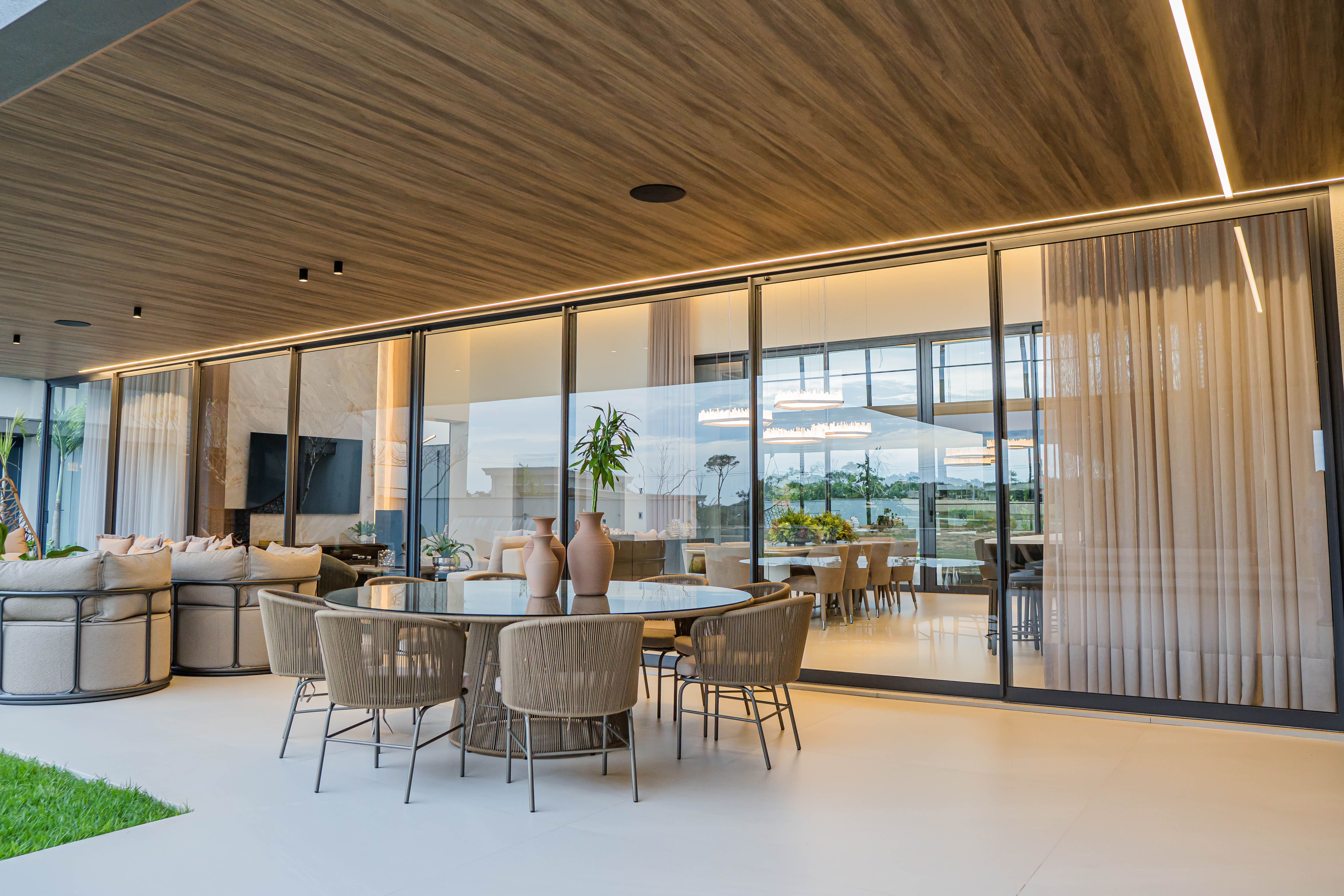 Projeto personalizado de esquadrias de alumínio em área gourmet com fachada de vidro em Sinop