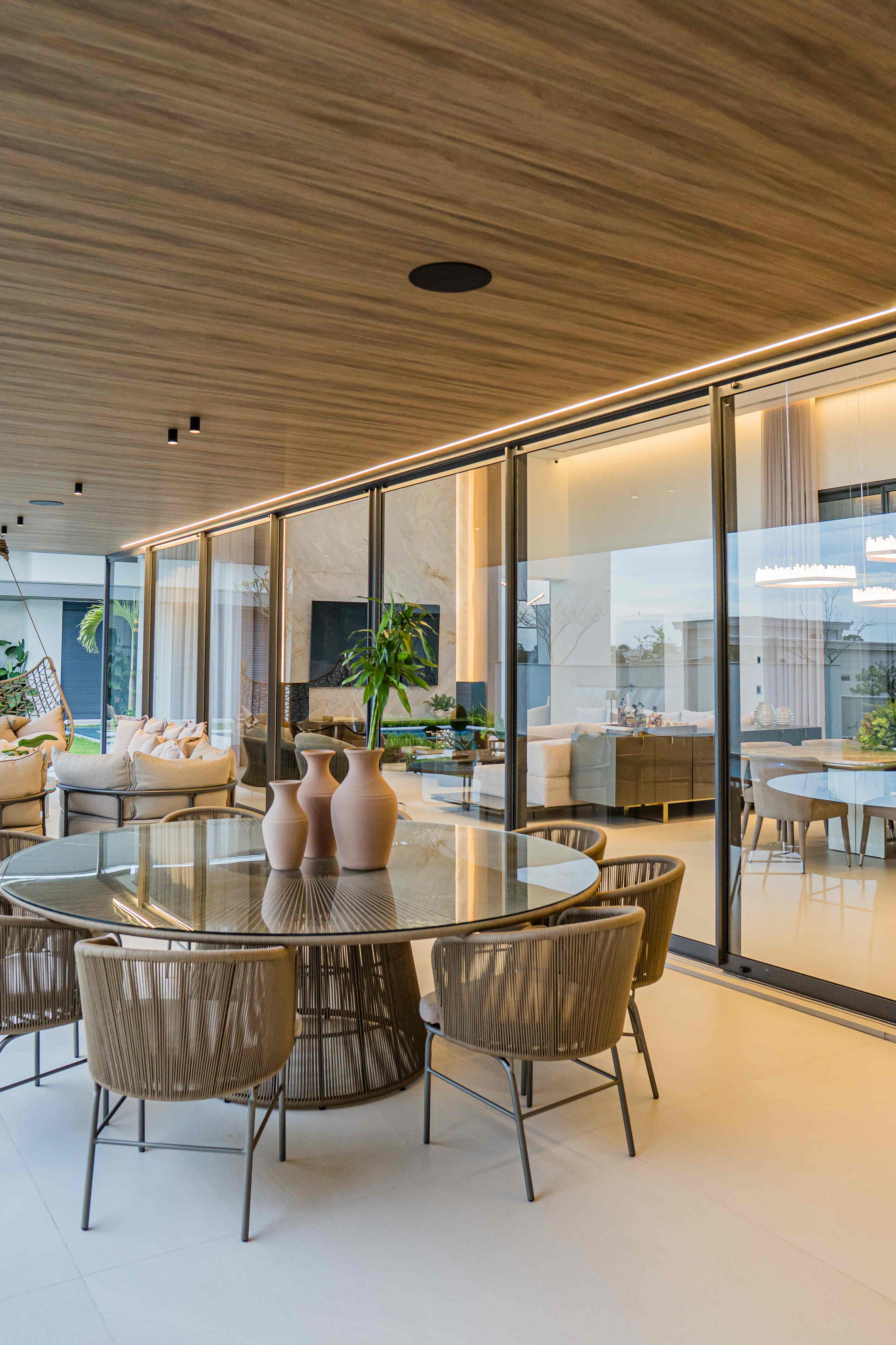 Área externa coberta com janelas amplas de alumínio ARTMETAL