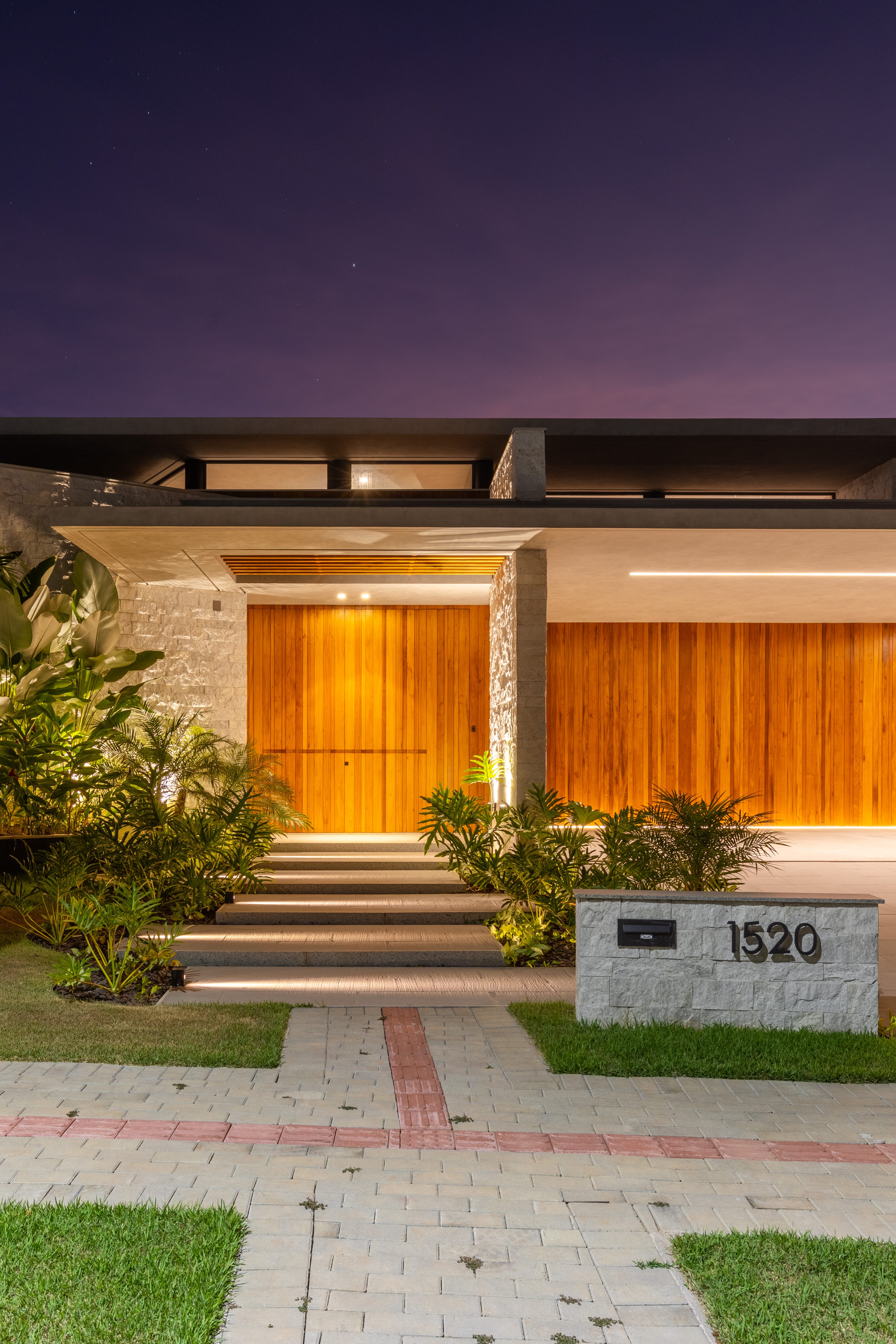 Fachada ripado com painéis de madeira e iluminação LED em residência de luxo em Sinop MT